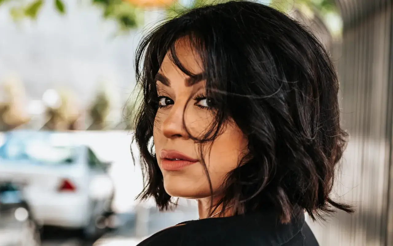 Capelli neri a chi stanno bene? A questa donna dallo sguardo intenso, con un taglio mosso che incornicia il viso.
